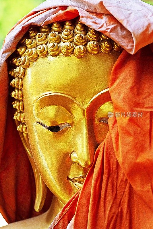 佛像的脸覆盖在长袍-曼谷，泰国。