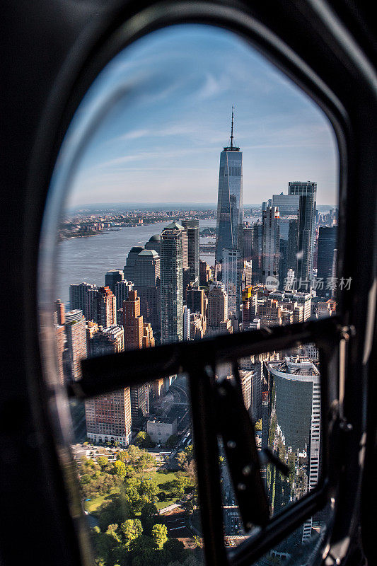 从直升飞机的窗口看曼哈顿市中心和世界贸易中心，纽约市