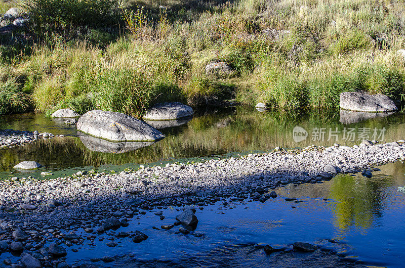 科罗拉多落基山脉戈尔溪平静水域中的巨石
