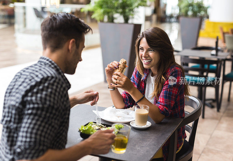 一对幸福的情侣在咖啡厅享用早餐