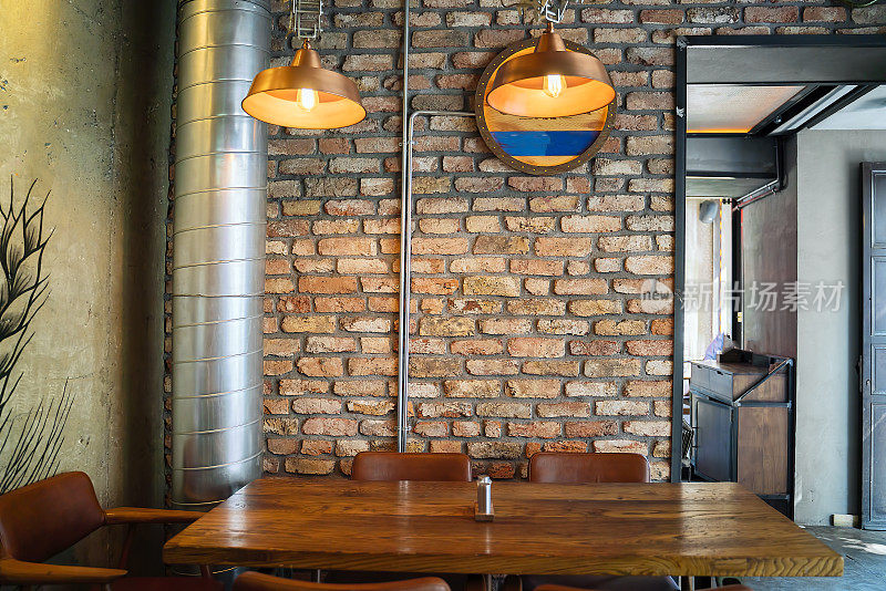 咖啡厅、餐厅、酒吧、餐桌均采用砖墙设计