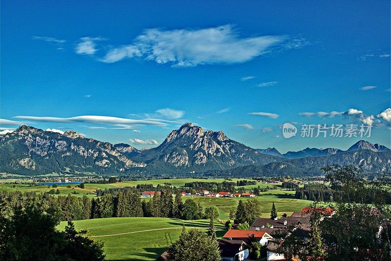 全景湖啤酒花Säuling在背景。Ost-Allgau,巴伐利亚,德国。