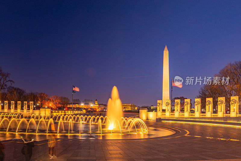 黄昏时分，美国华盛顿特区华盛顿纪念碑和二战纪念馆