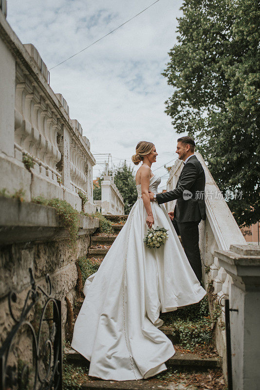 一对相爱的新婚夫妇