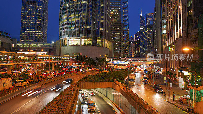 全景航拍的香港城市景观天际线在日落维多利亚峰，famaus旅游地点在香港