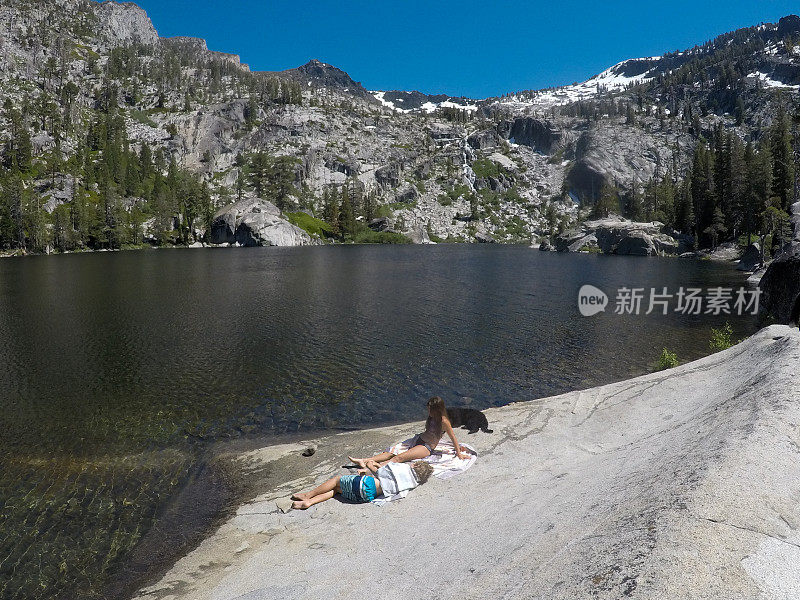 孩子和家长背包旅行，徒步进入加州的太浩湖的荒野