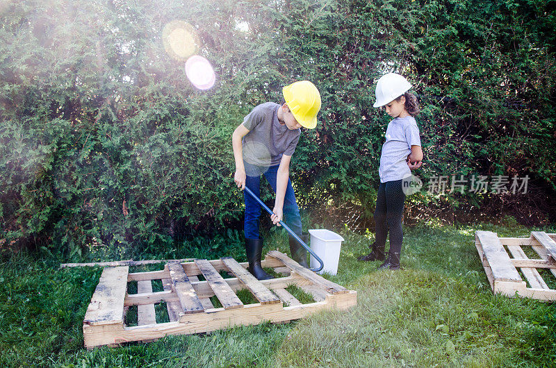 两个孩子在玩木托盘