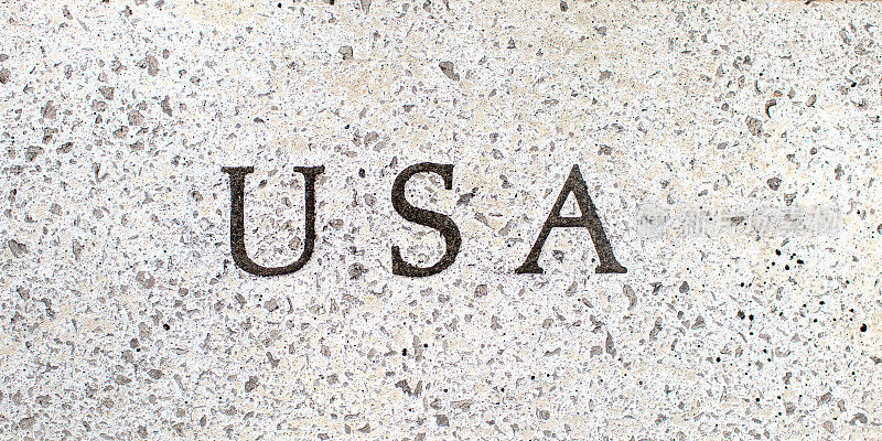 美国的一个国家，用衬线字体刻在一块有斑点的石板上