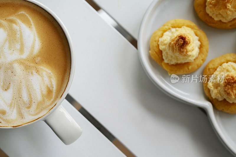 自制甜点:奶油饼干和咖啡