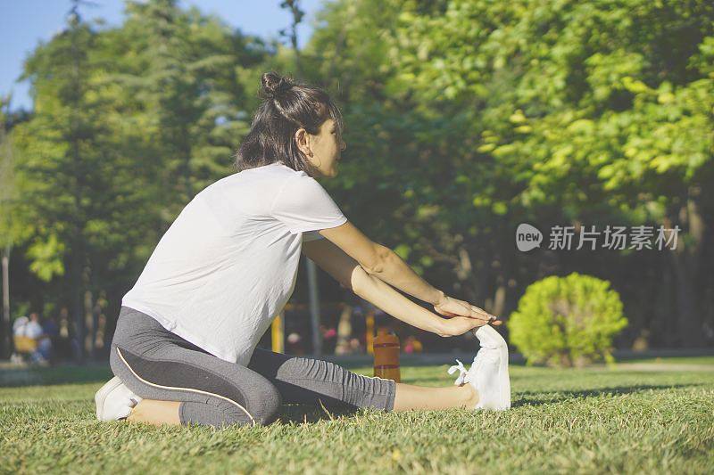 女孩正在公园里冥想