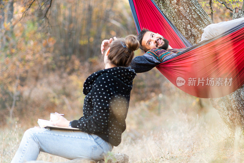 一对夫妇在野餐上玩得很开心