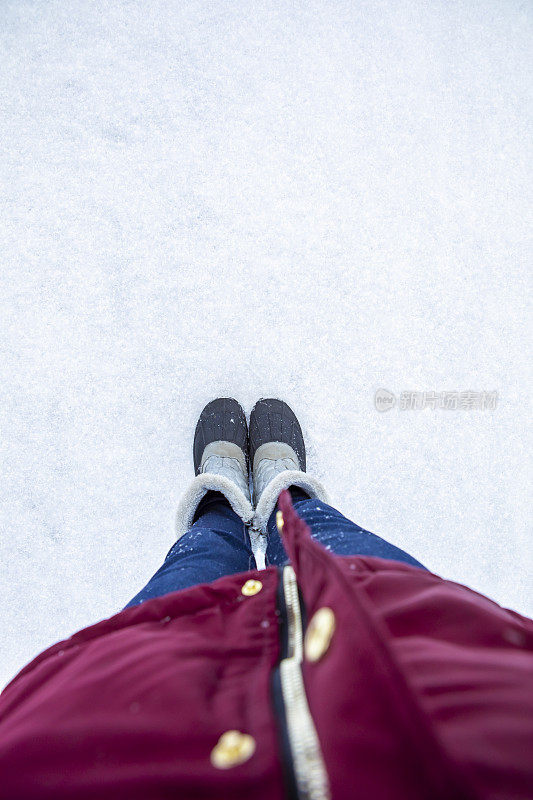 在新雪中漫步