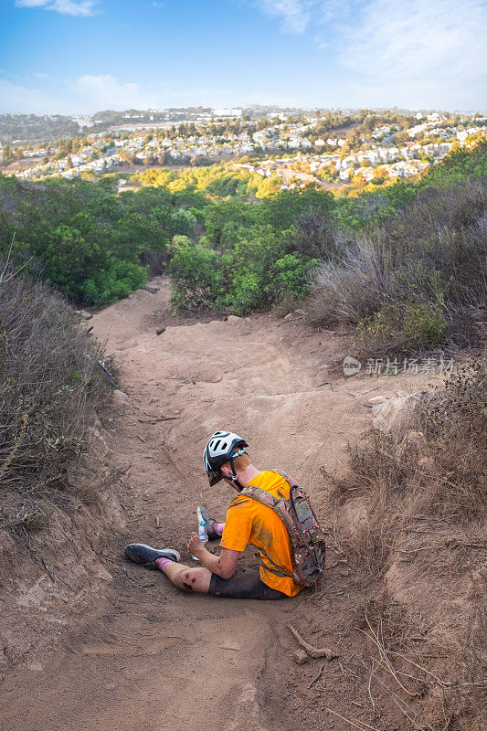 十几岁的男孩在骑山地自行车时撞坏了