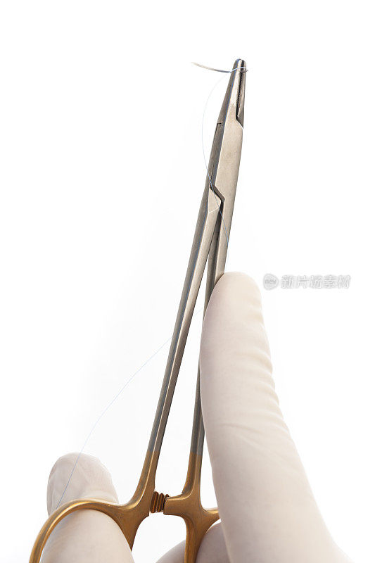 外科医生使用带针和带缝线的针夹