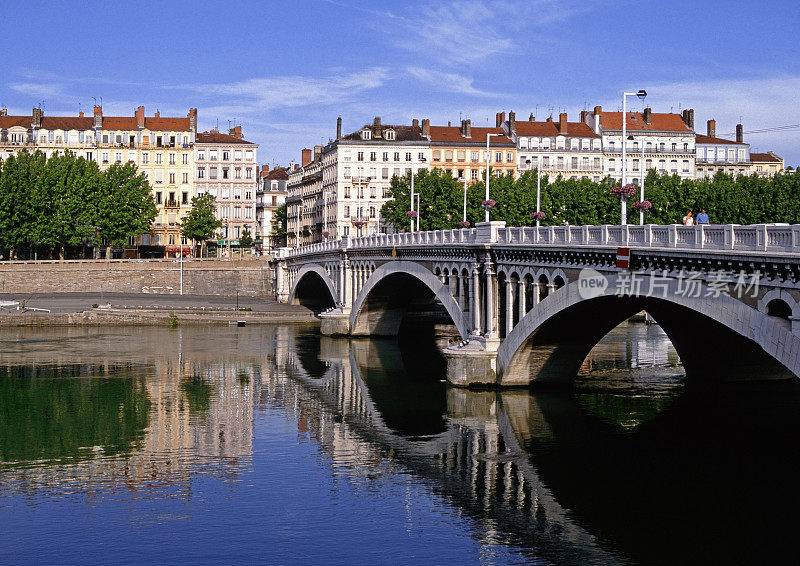 河流-里昂，法国的首都城市Auvergne-Rhône-Alpes地区，坐落在Rhône和Saône河流的交汇处-鸟瞰图