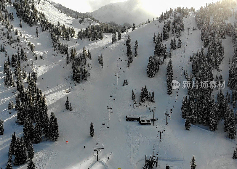 阿尔塔滑雪场位于犹他州的瓦萨奇山脉附近的盐湖城冬季的最高峰