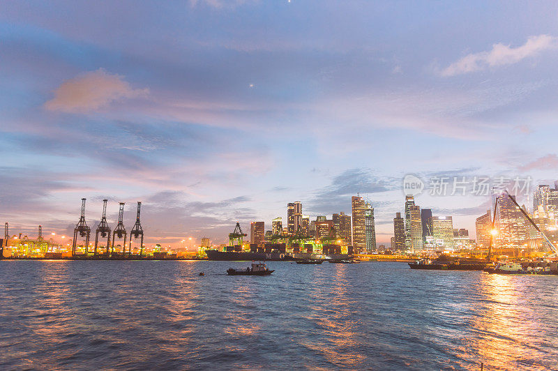 新加坡天际线和滨海湾全景，码头是新加坡的经济中心，这里有新加坡中心的所有建筑