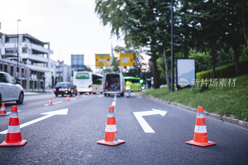 多用途货车和标志道路维护区域的交通锥