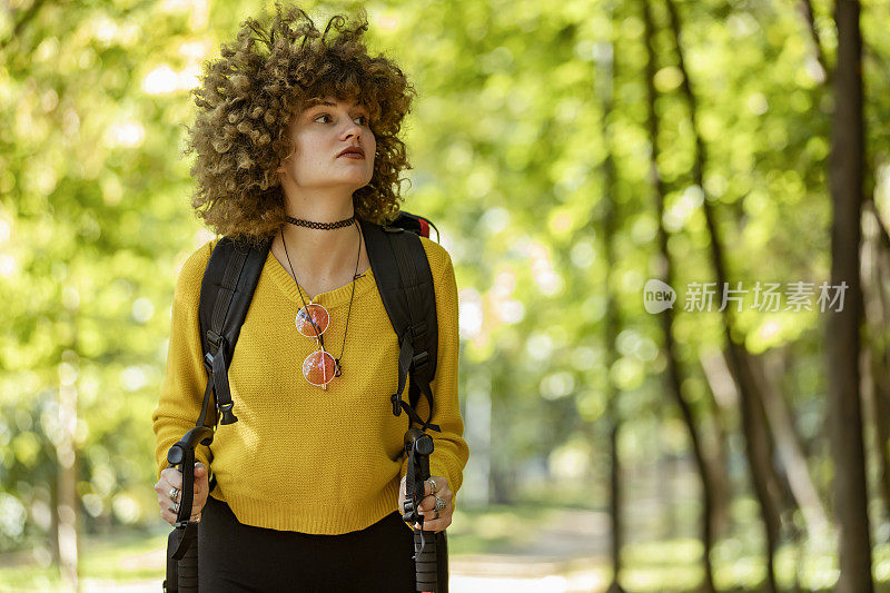 独自在森林里徒步旅行的女性