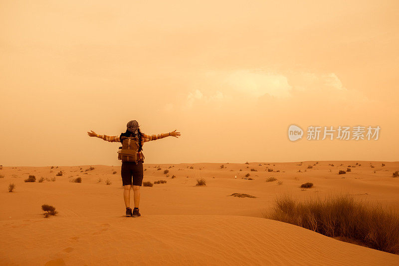 亚洲女人在沙漠旅行