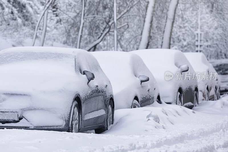 雪后停放的汽车