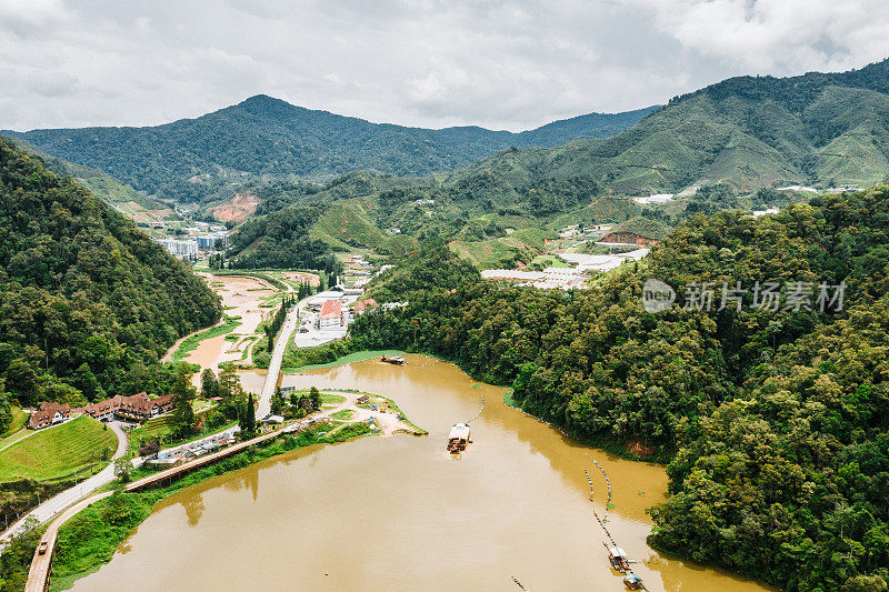 Habu和Ringle之间的道路和湖泊的鸟瞰图