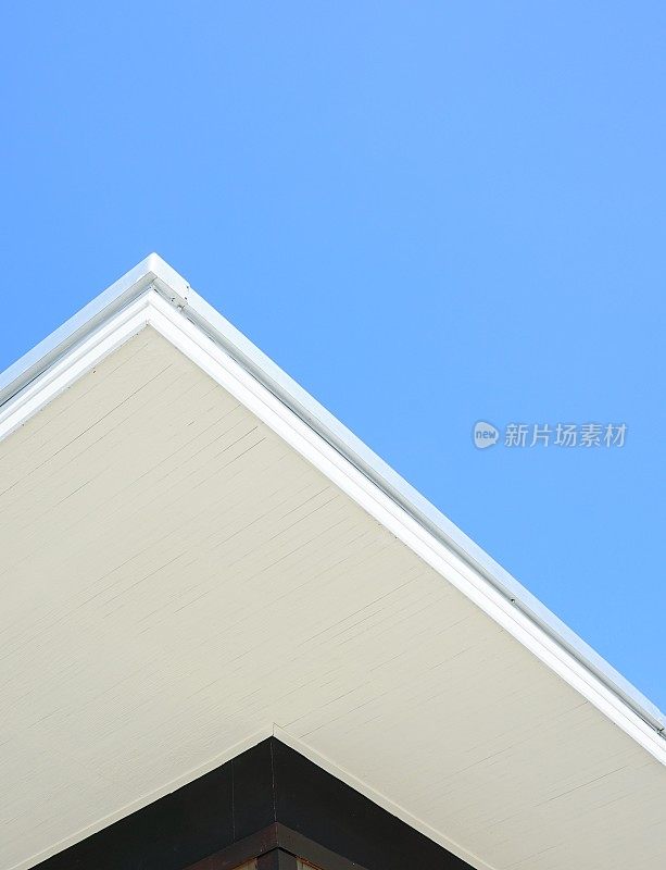 特写现代房屋屋顶上的天空背景
