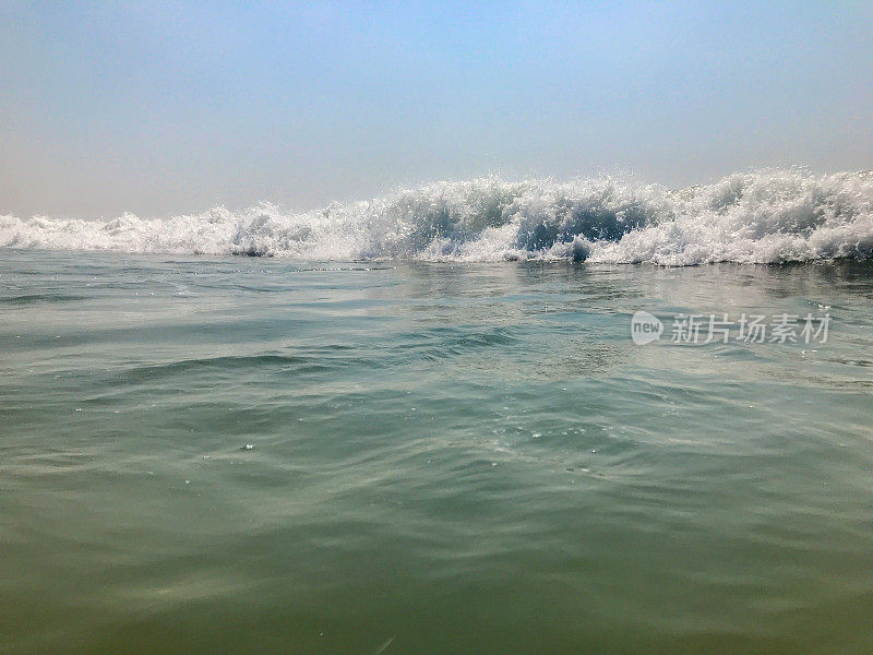 印度果阿，海浪冲向相机