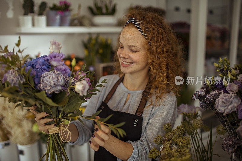 在花店工作的年轻女子