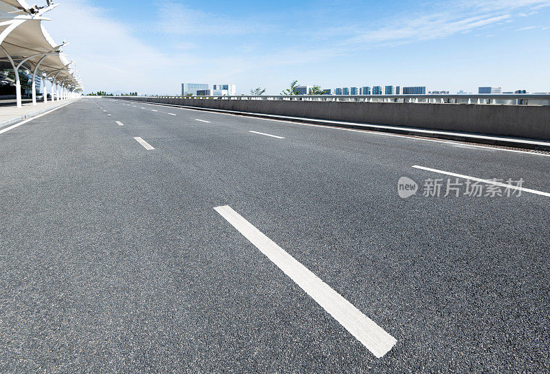 空荡荡的柏油路和城市里的建筑物