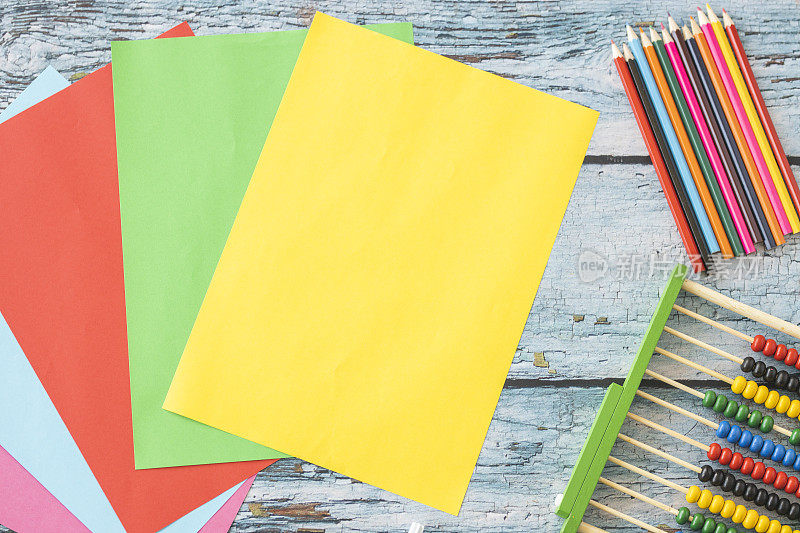 彩色的纸，彩色的铅笔和算盘
