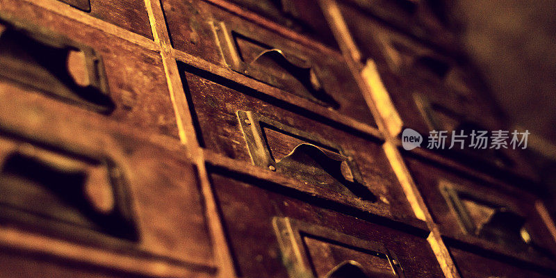 旧木衣橱，小抽屉用于存放信件，复古复古保险箱，独有的19世纪手工小衣橱