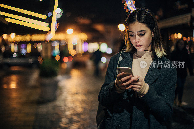 漂亮的年轻女子使用智能手机
