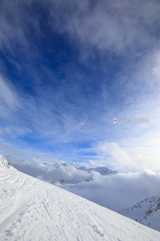 美丽的冬季高山景观滑雪场顶部有雪。阿尔卑斯山，白云岩，意大利，欧洲