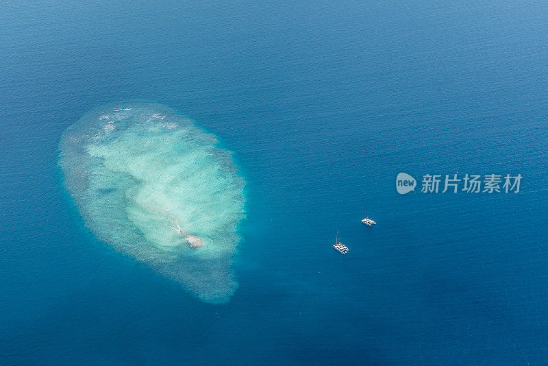 从飞机窗口可以看到热带岛屿和绿松石海