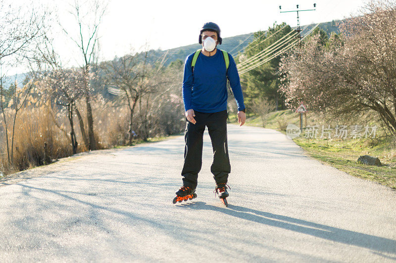 为了预防冠状病毒感染，男性更喜欢在空旷的街道上穿旱冰鞋，而不是乘坐公共交通工具