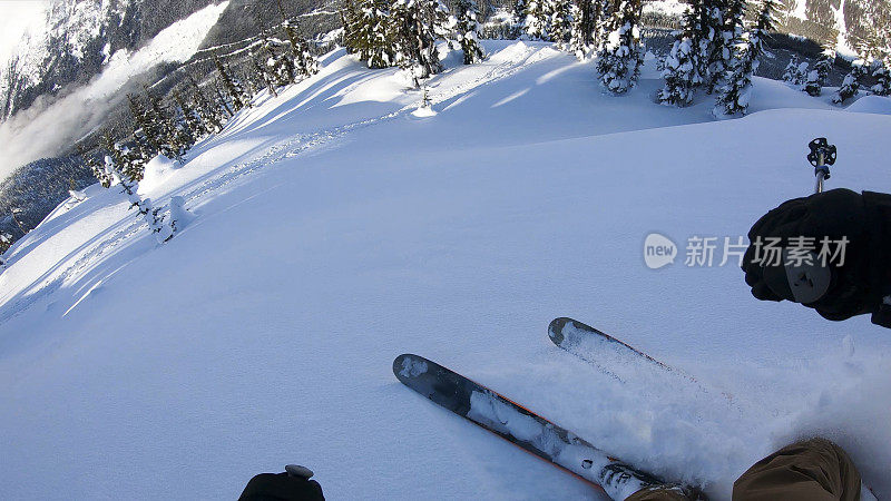 第一人称视角POV背国家滑雪下山高山斜坡