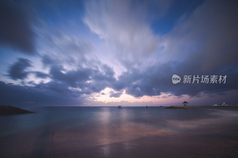 日落附近著名的旅游地标巴厘岛-宽角的热带海滩海景日落在巴厘岛，印度尼西亚的热带自然景观，巴厘岛。