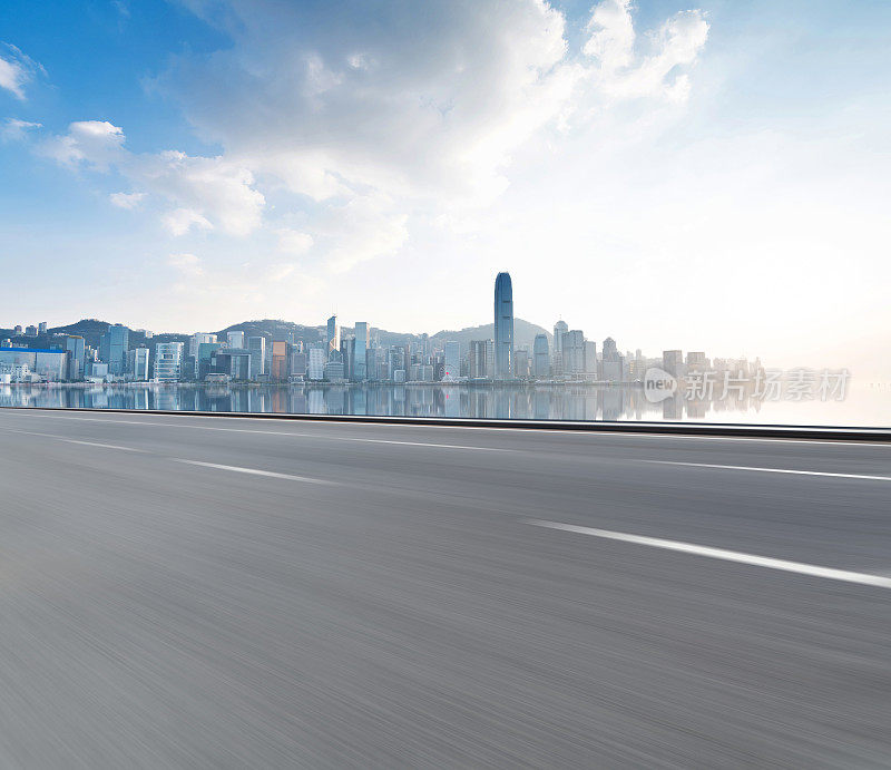 模糊的运动道路穿过香港的现代摩天大楼