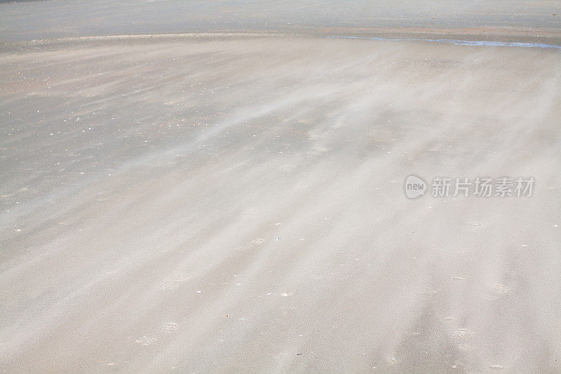 海风吹过北海比利时海岸的沙滩和沙子