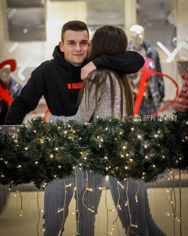 快乐的年轻夫妇在圣诞购物