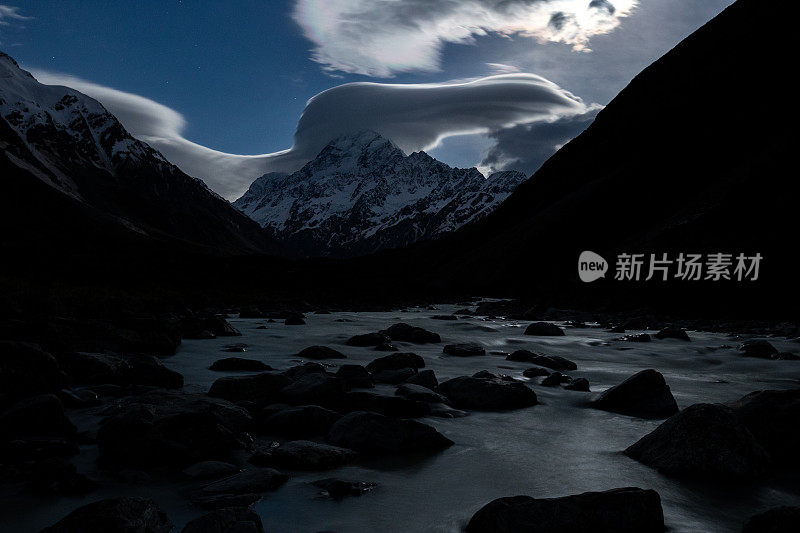 库克山上形成了透镜状的云，前景是胡克河