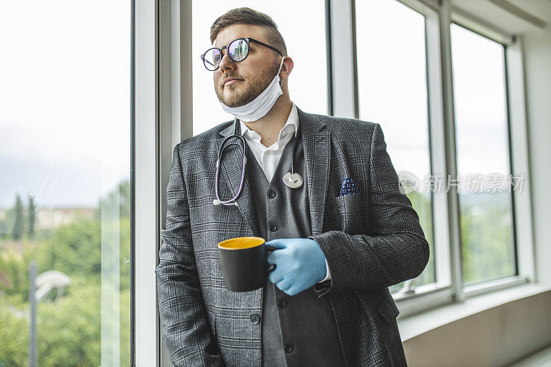 医生喝咖啡