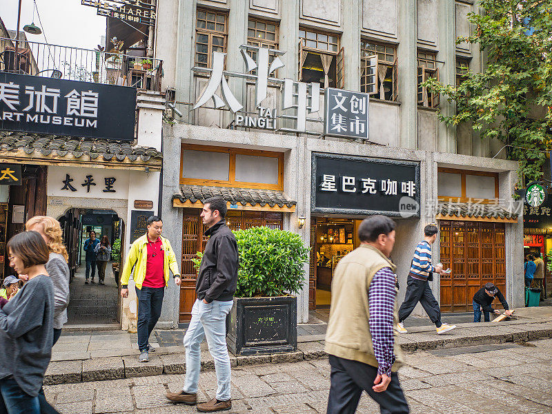 陌生的人或游客走在中国湖南省长沙市太平老街上。太平老街是长沙市的标志性建筑之一