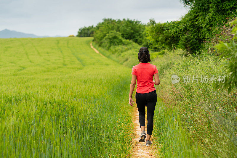 女人在户外慢跑