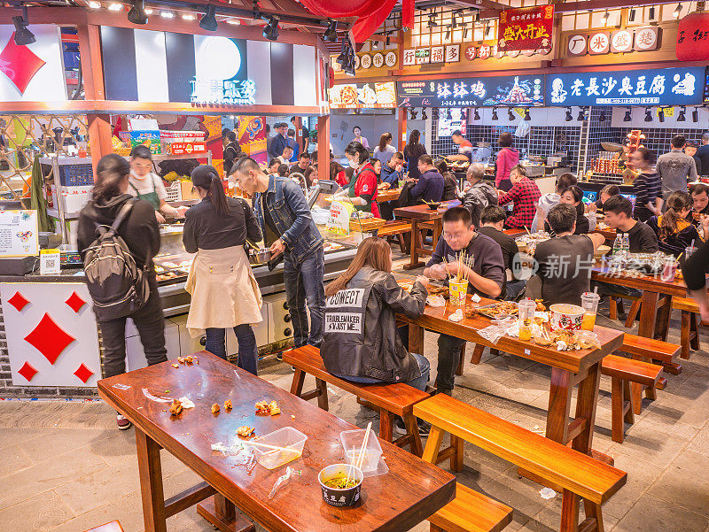 中国长沙市街头小吃巷子里陌生的人们。长沙是中国湖南省的省会和人口最多的城市