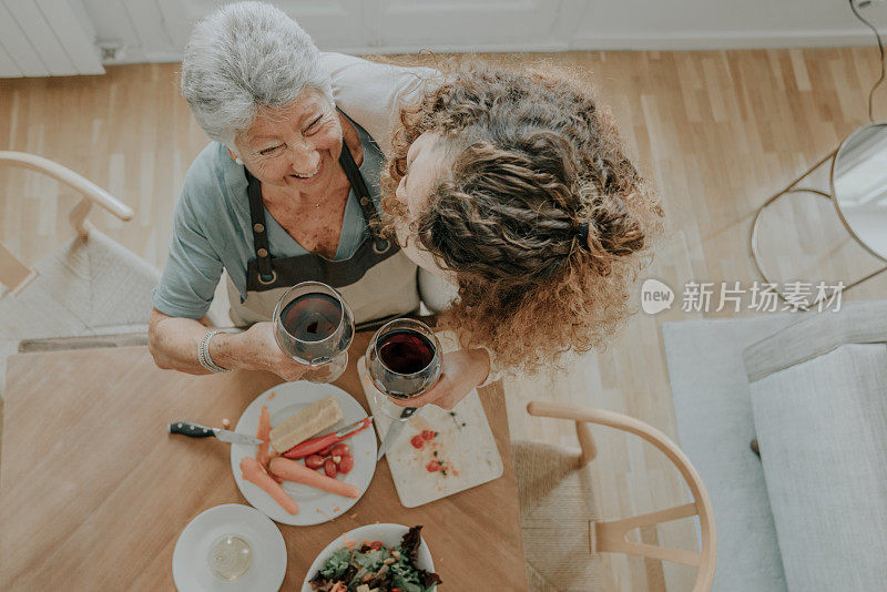 母女俩正在准备沙拉