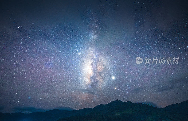 银河系与星星和空间美丽的景观绿色稻田准备在越南西北部的梯田日落山在木仓寨，颜白，越南