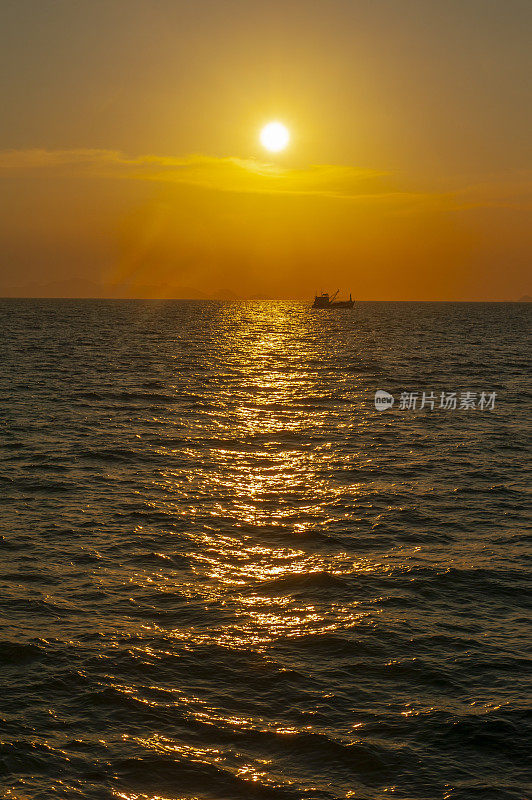 岛屿和海面上的日落