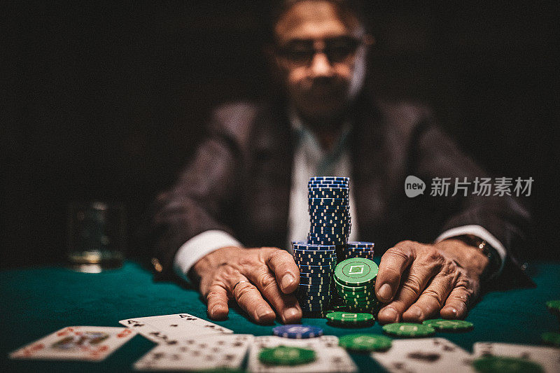 老男人在玩扑克，把所有钱都赌进去了